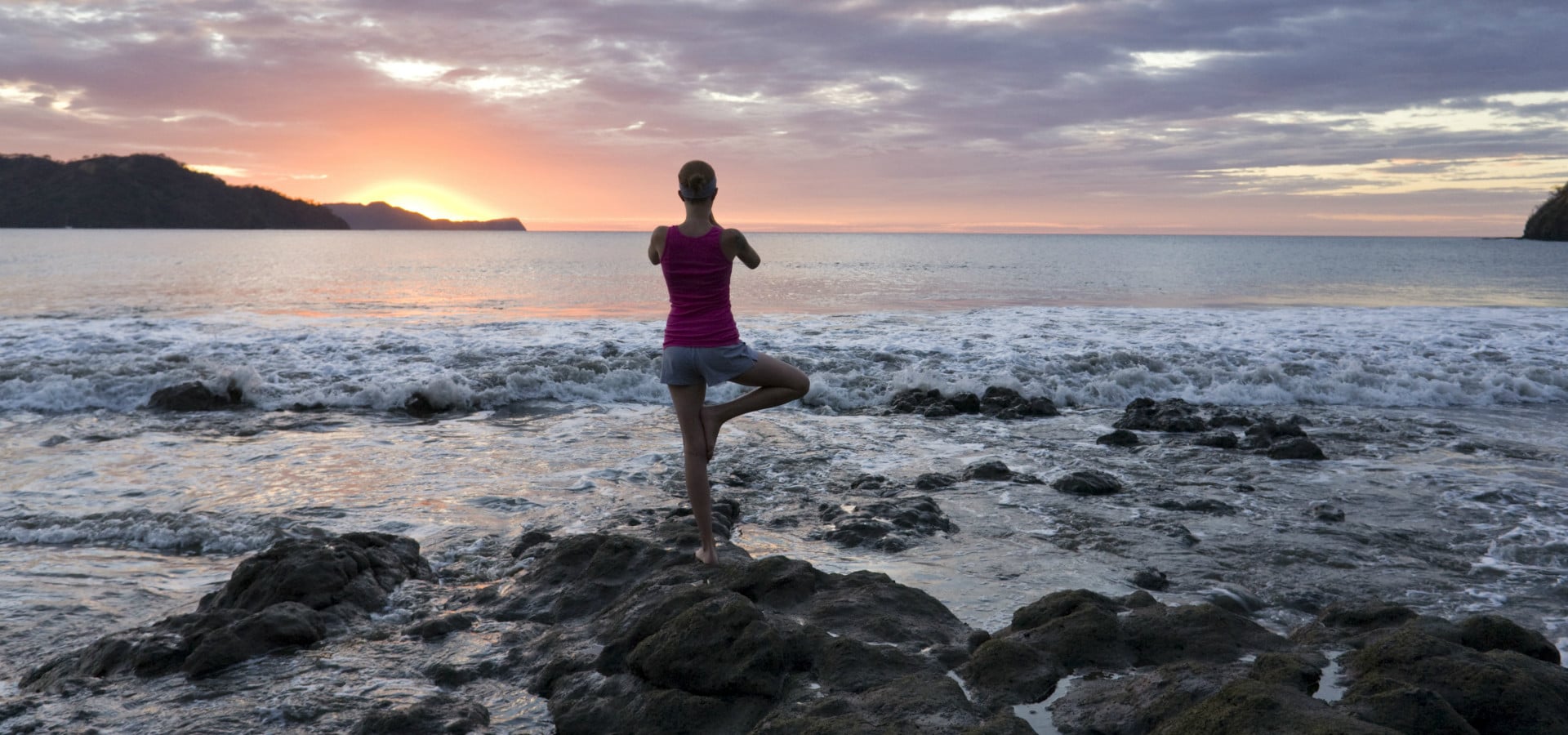 Yoga en el mar los beneficios sobre el cuerpo y la mente