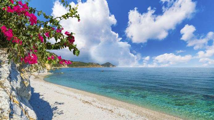 La playa italiana donde las sombrillas y tumbonas son gratis 8 Merca2.es Ya sabes a dónde tienes que ir para que no te estafen con la sombrilla y la tumbona en Italia